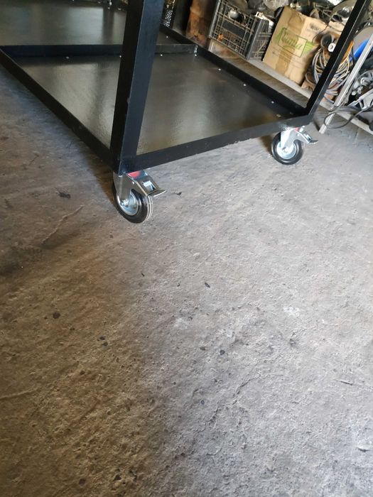 Продам стіл металевий на колесах