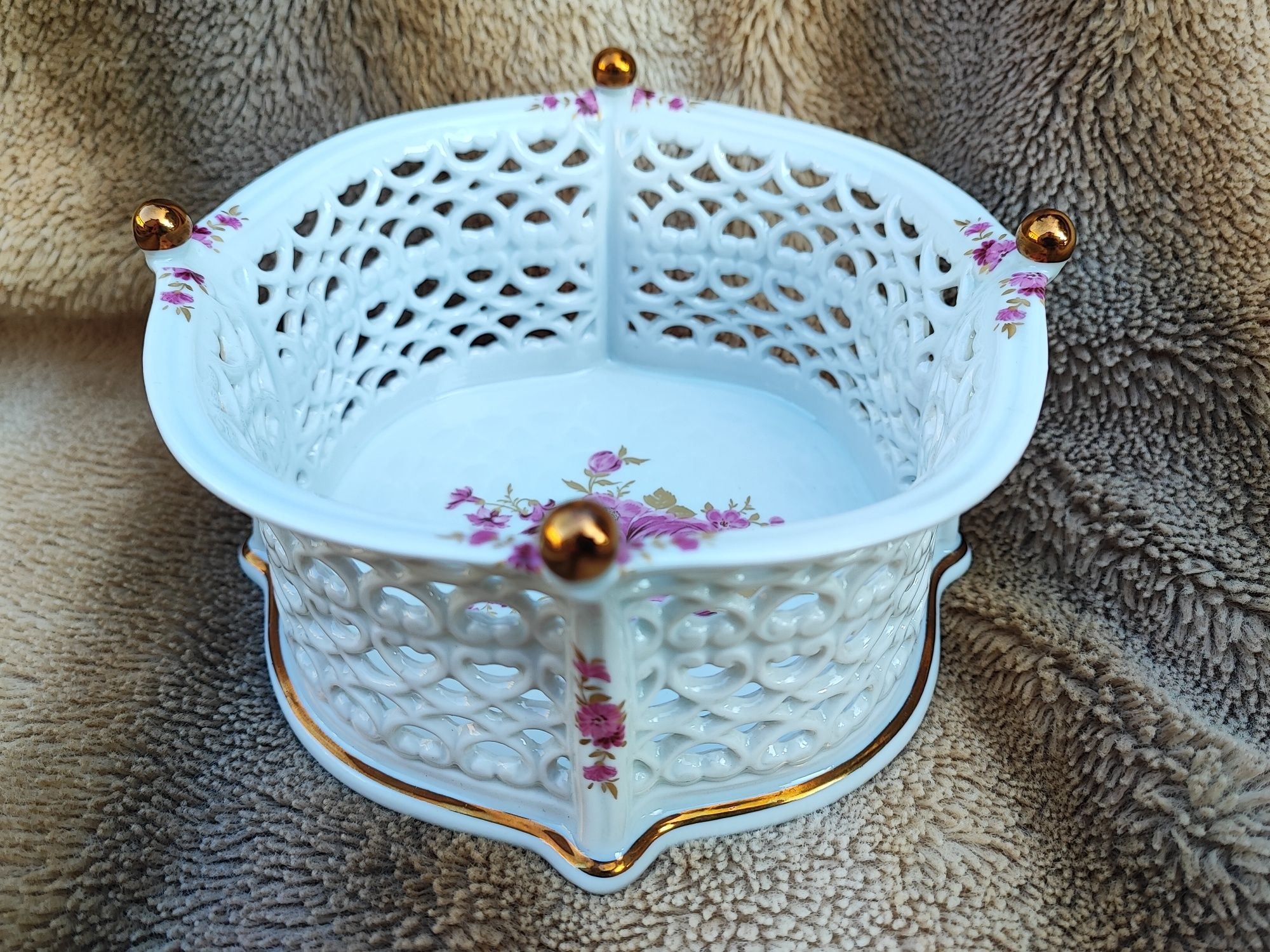 Ażurowy koszyk-pojemnik Porcelana WALLENDORF od lat 1964 w ideale