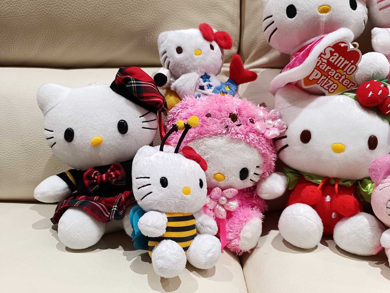 Coleção Exclusiva de 12 Peluches Hello Kitty p/Fãs e Colecionadores