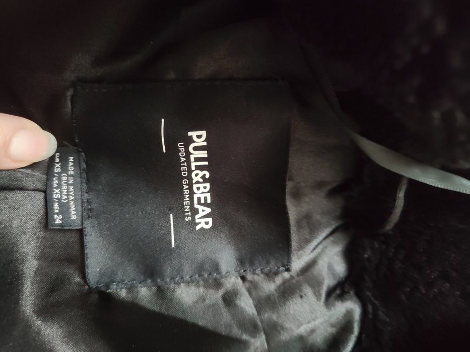 Czarny płaszcz sztuczne futerko Pull&Bear r.XS