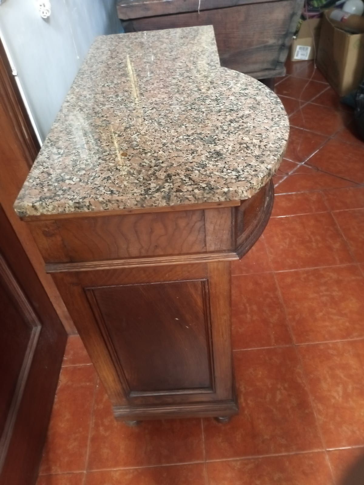 Móvel de entrada com tampo em mármore