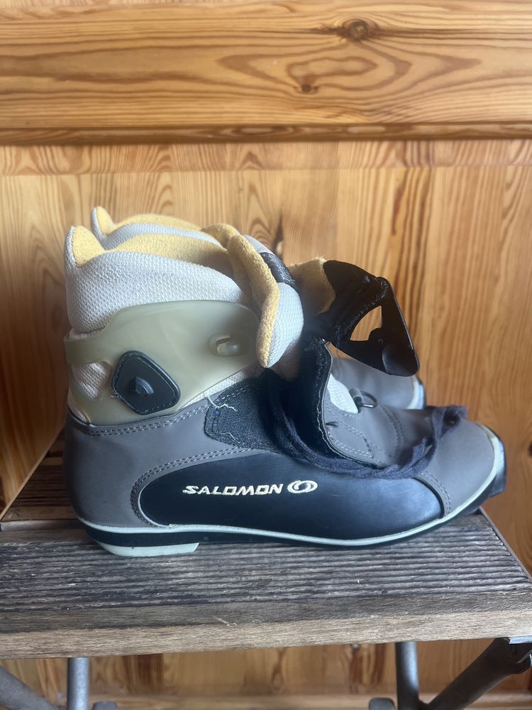 Sprzedam buty biegowe firmy Salomon 39; 24,5 cm