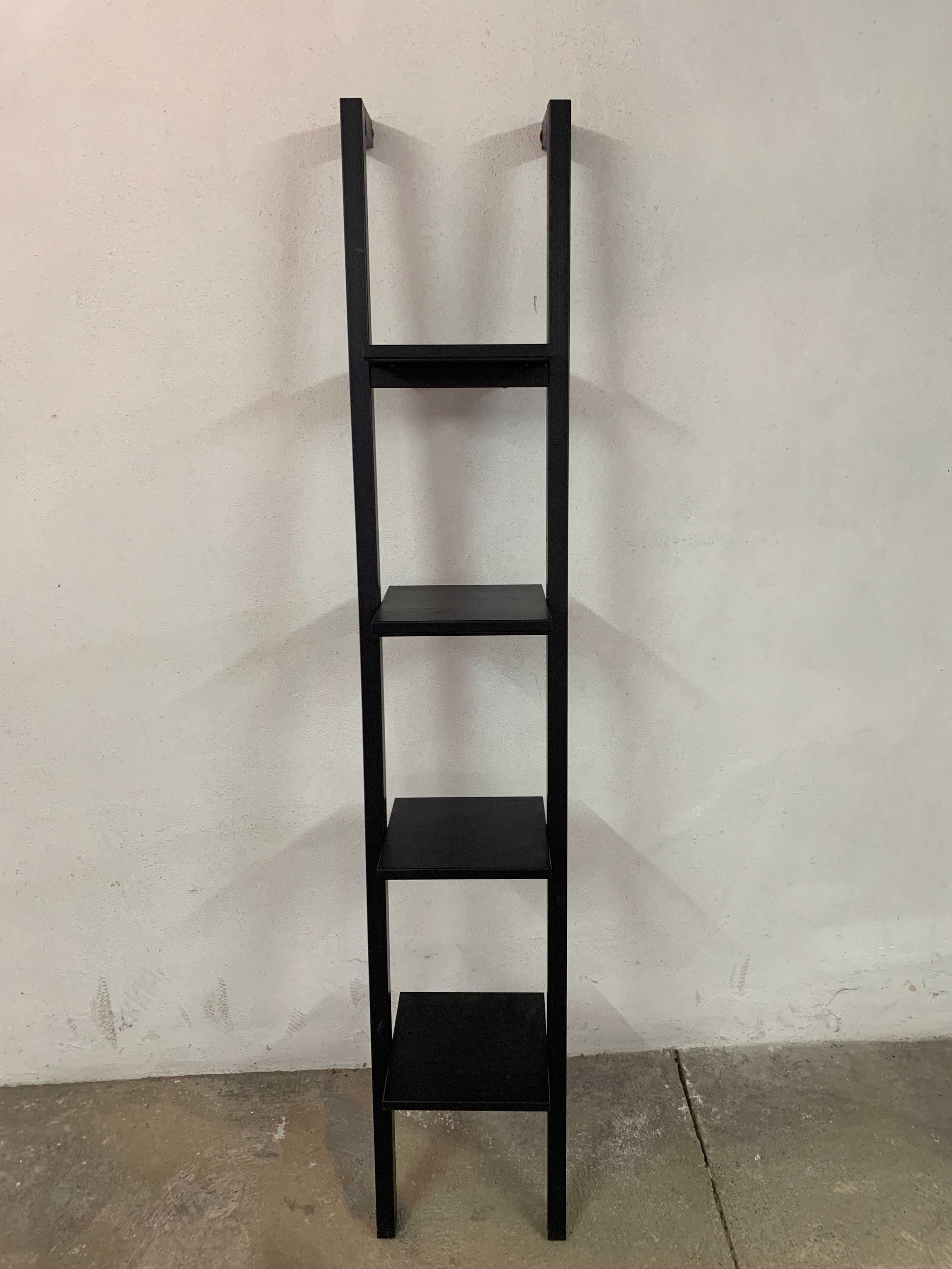 Estante preta em forma de escada — moderna e prática