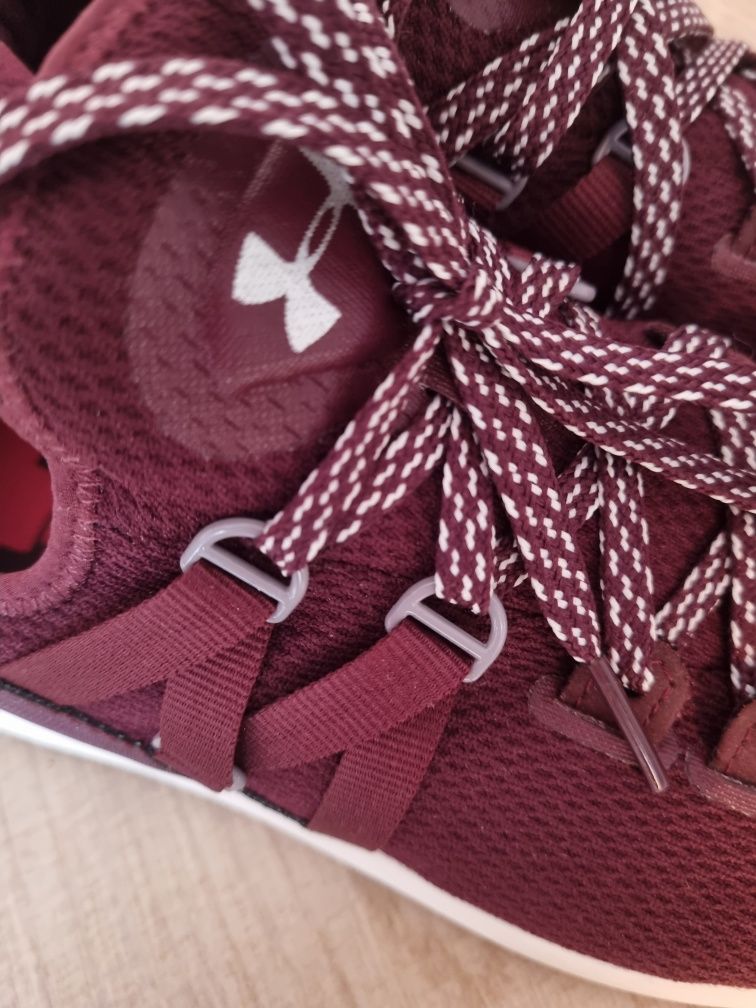 Женские кроссовки Under Armour