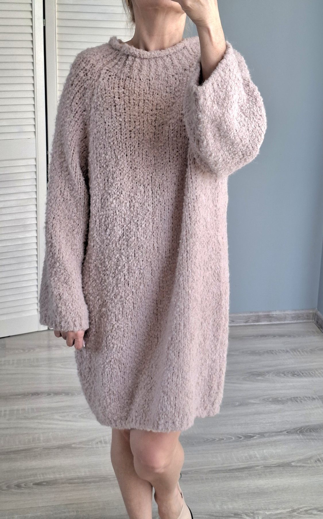 Włoska sukienka sweter boucle puder róż oversize