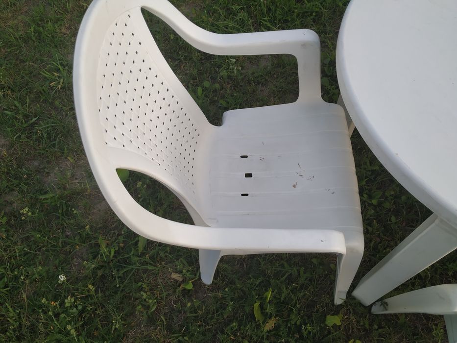 Okrągły plastikowy stół ogrodowy i krzesła zestaw