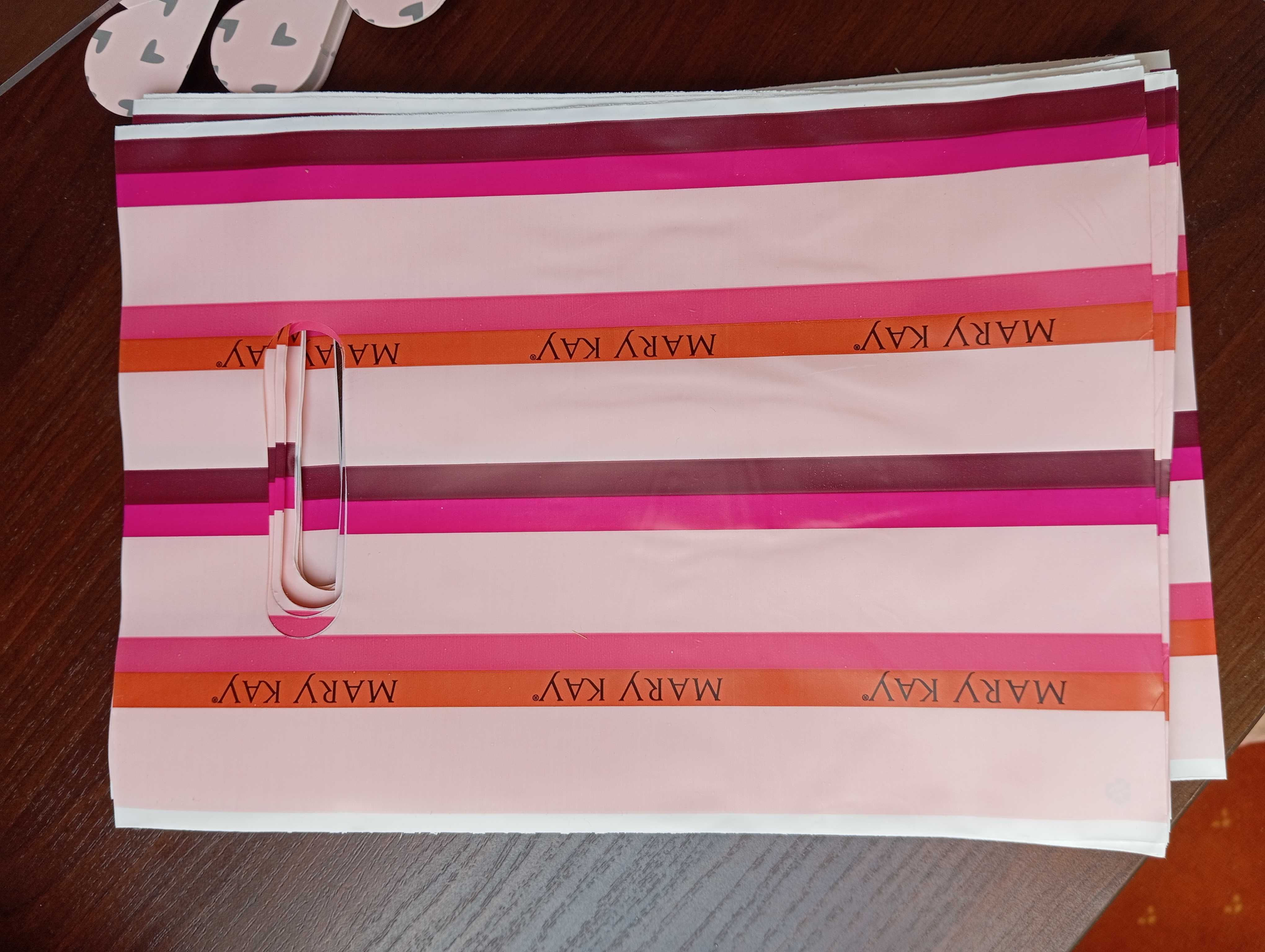 opakowanie z logo MARY KAY 
Rozmiar to 20*28 cm
