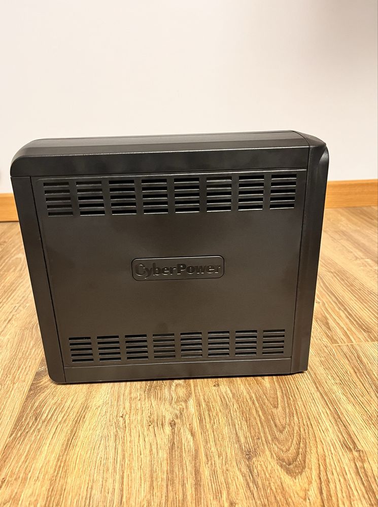 UPS CyberPower VP700ELCD - Stan idealny