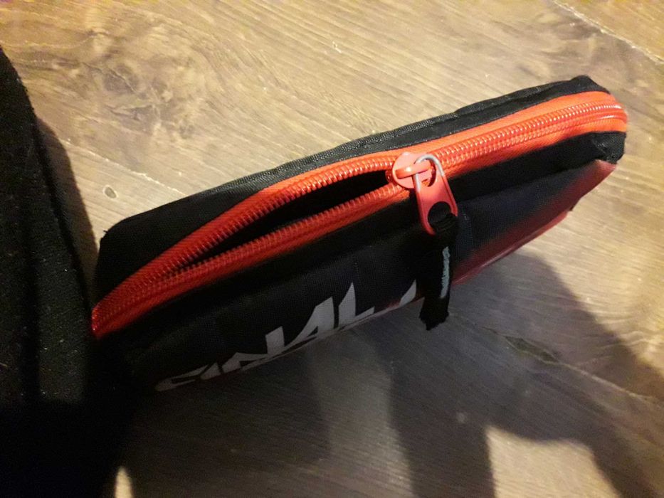 Piórnik szkolny auta