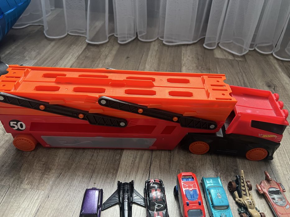 Фура HotWheels + машинки 34шт.