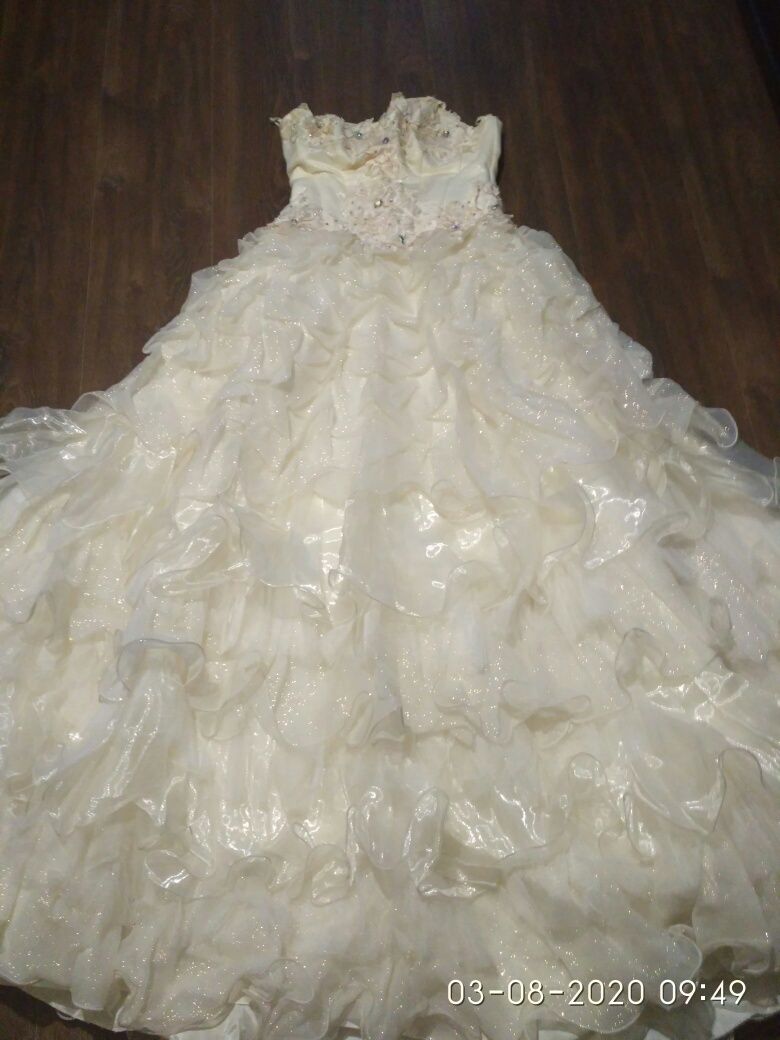 Срочно продам красивое свадебное платье цвета шампань