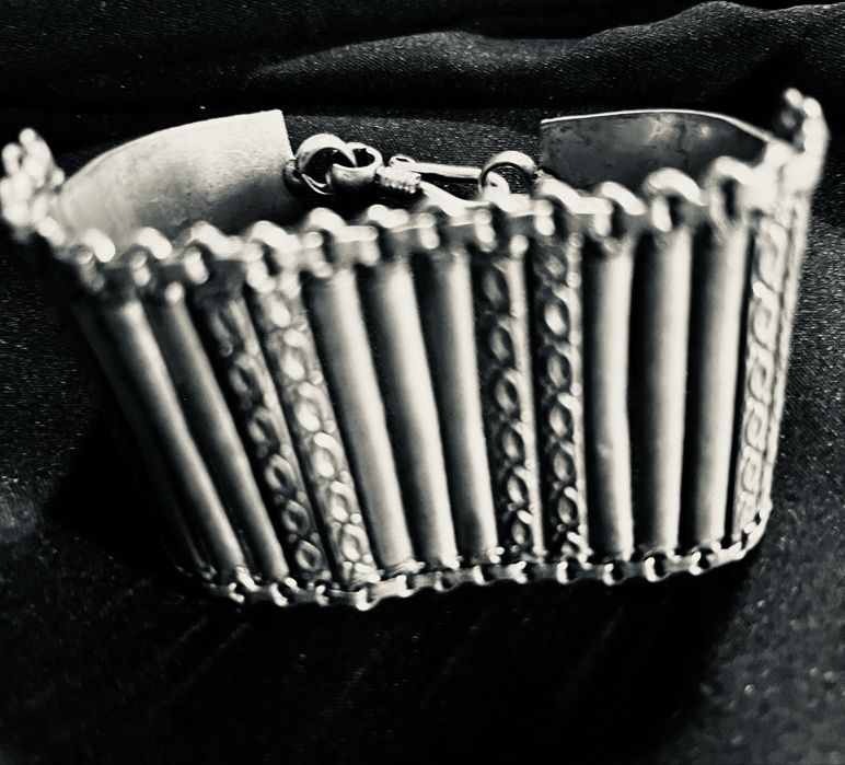 Pulseira da massimo dutti prateada julgo que é prata marroquina