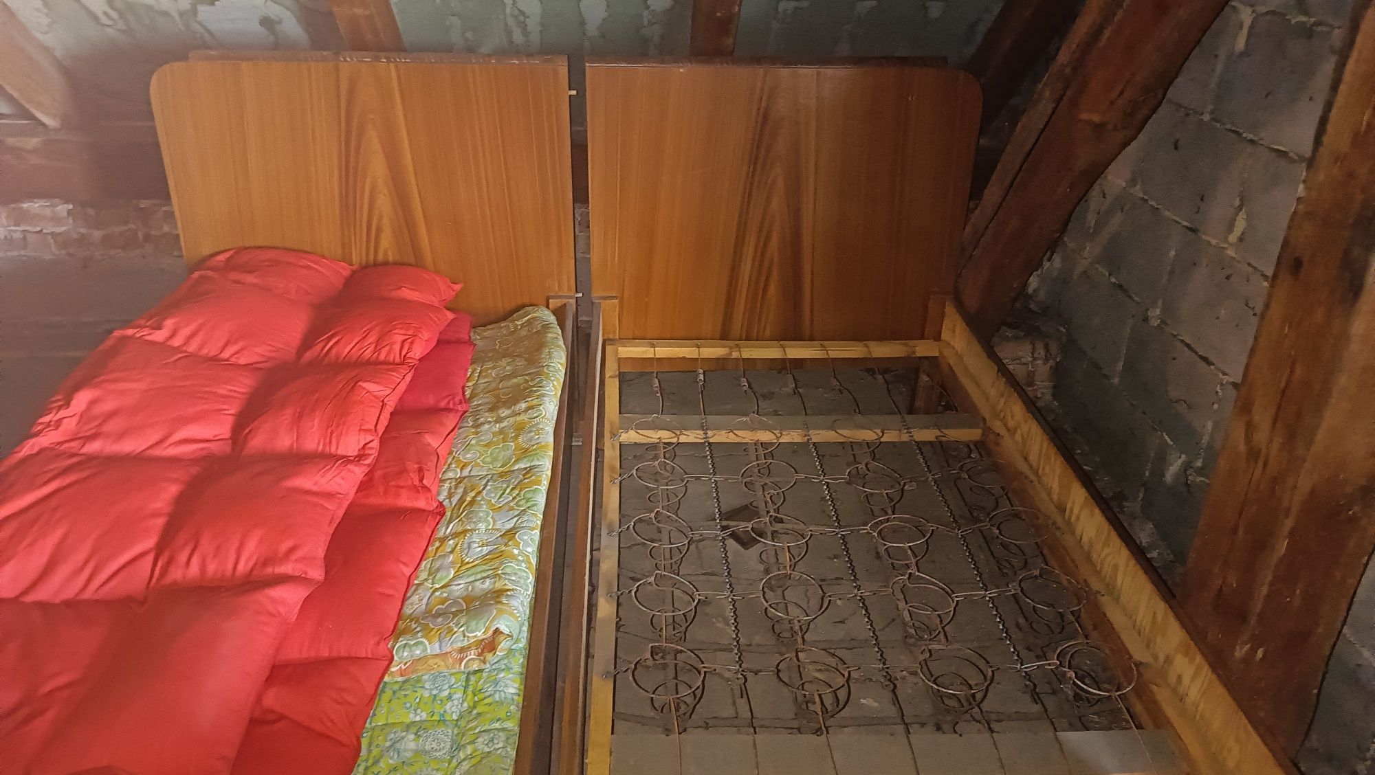 Stare łóżko drewniane