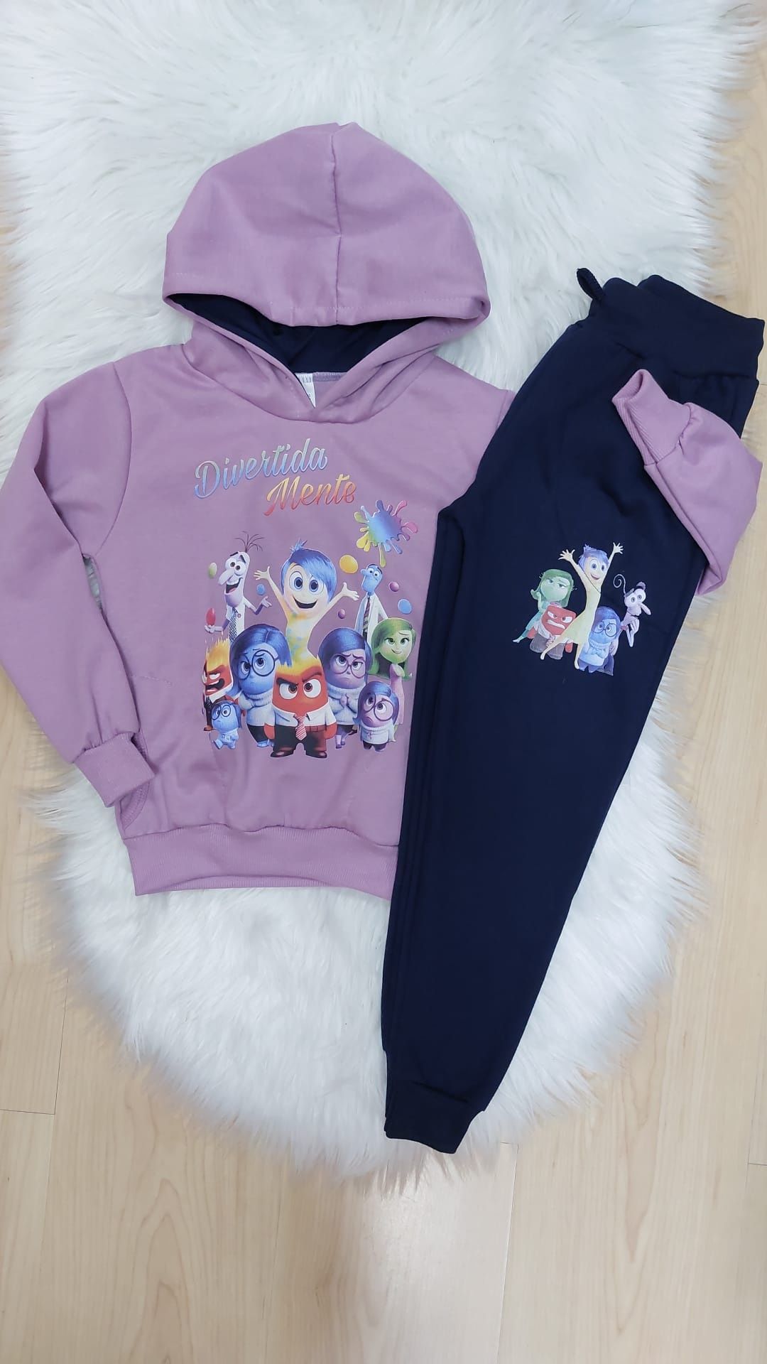 Vários fatos de treino de criança cardados  stitch, divertida Mente