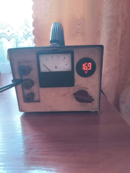 Зарядний пристрій