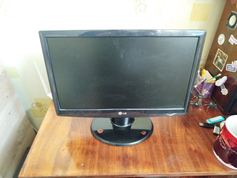 Монитор LG W1943C + кабели