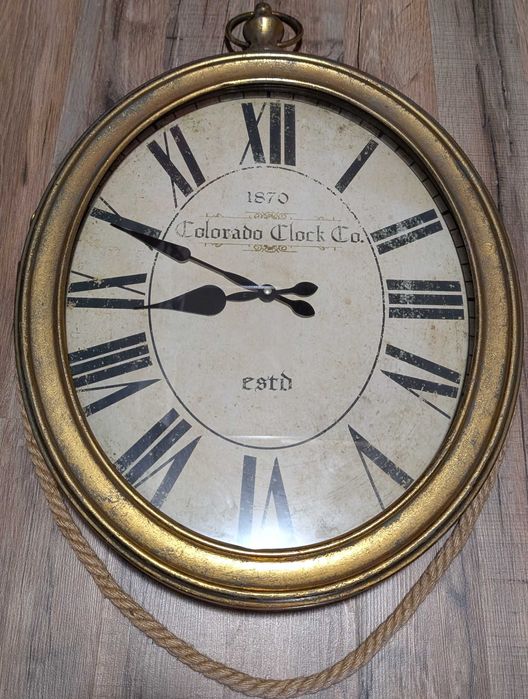 Годинник настінний в стилі лофт, з римським циферблатом.