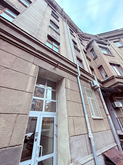 Оренда приміщення вул.Круглоуніверситетська 18/2 з меблями Фасад 105м2