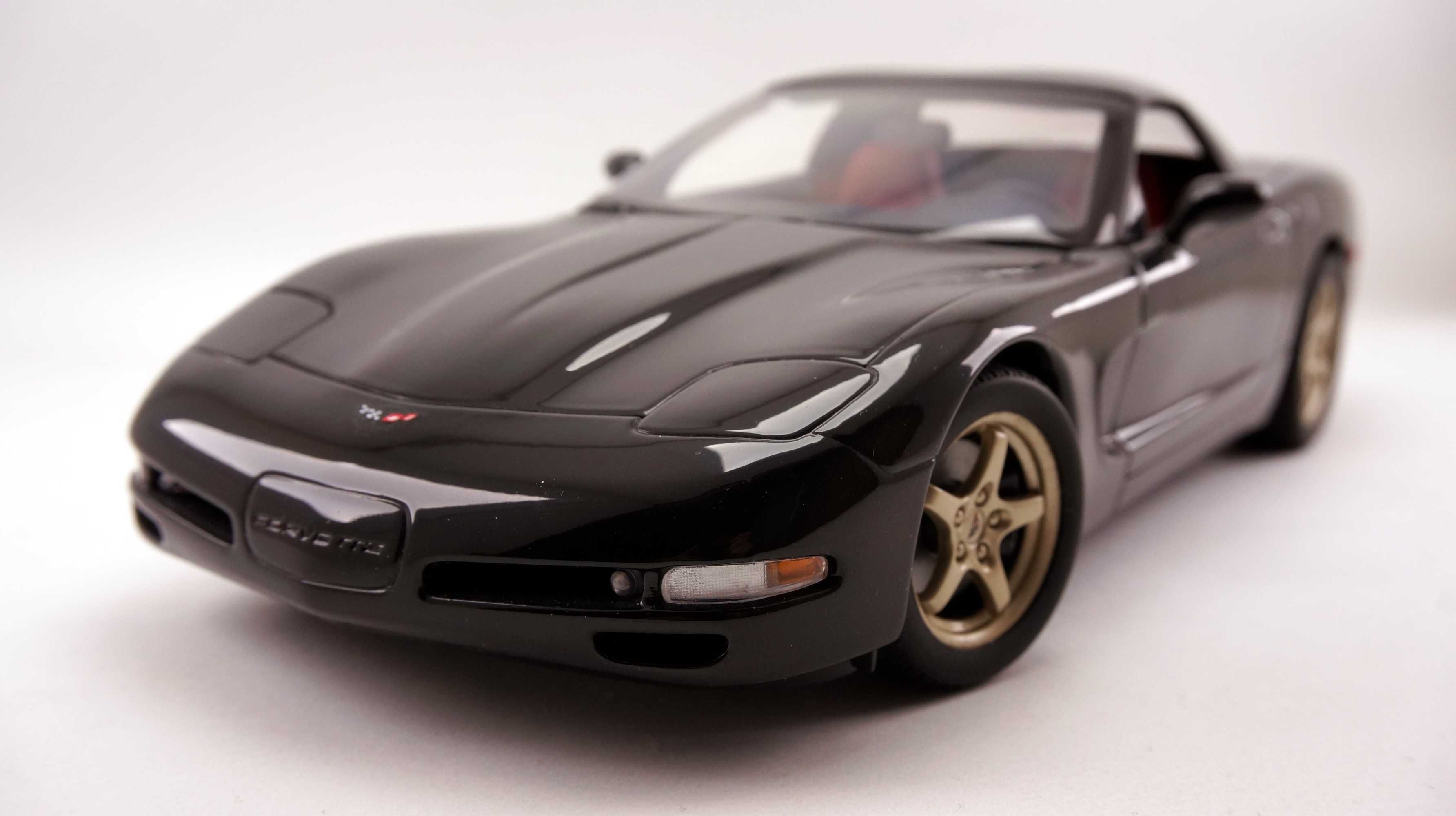 Модель UT Models AUTOart 1:18 Chevrolet Corvette (C5) Hardtop Black