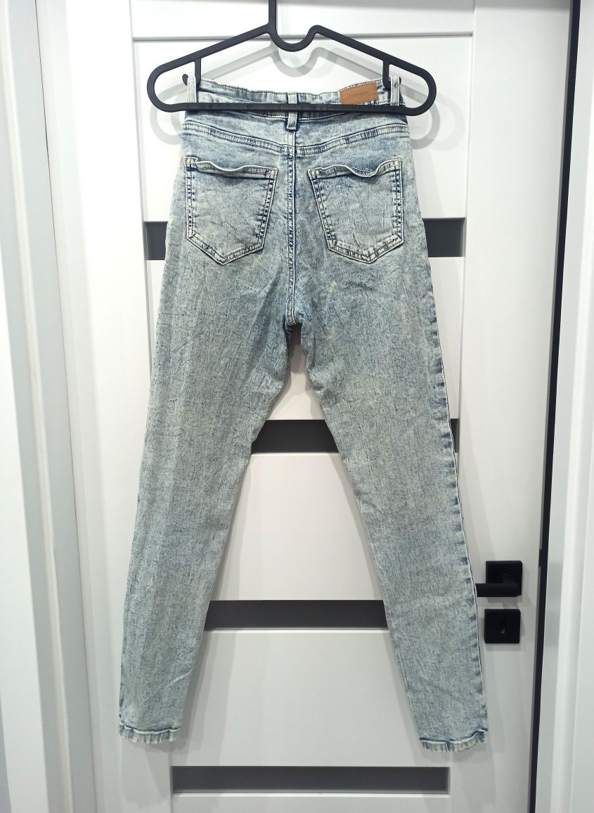 Jasnoniebieskie spodnie jeansowe Terranova 34