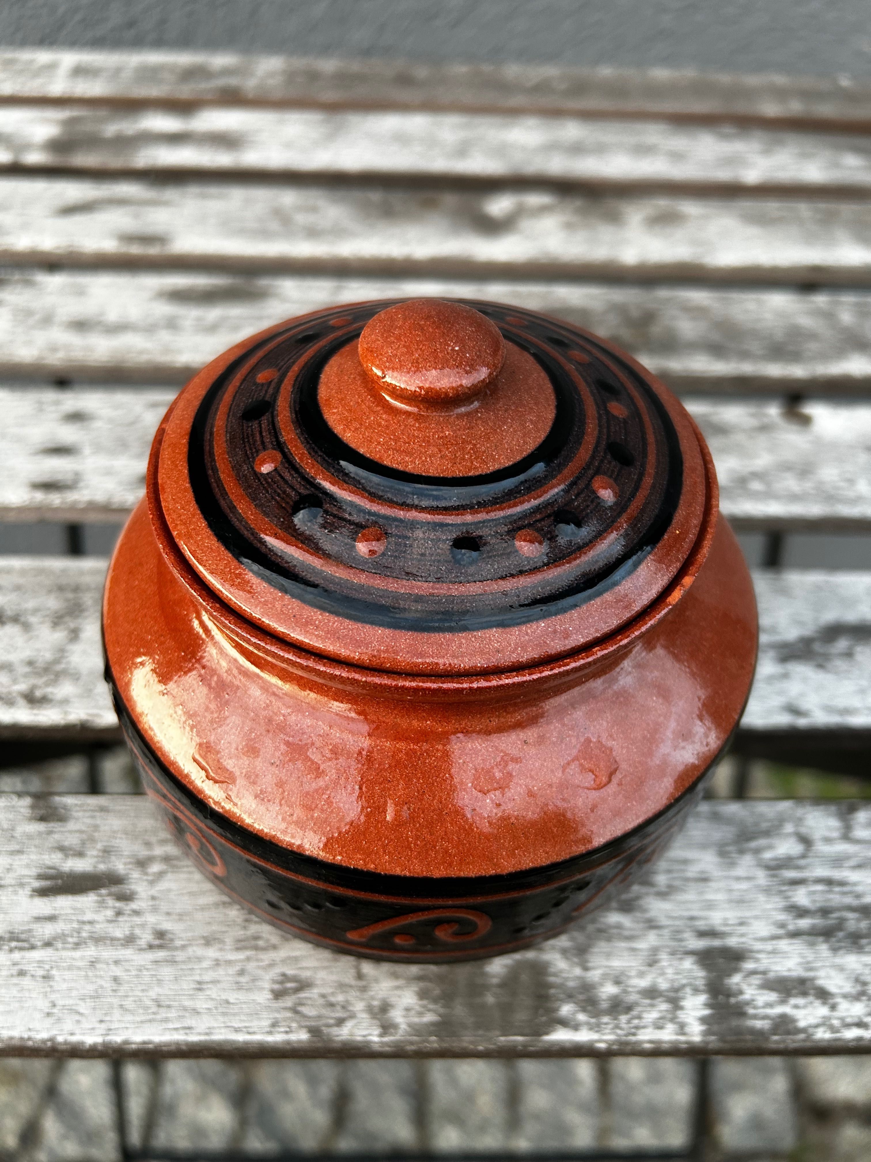 Brązowy ceramiczny pojemnik z przykrywką