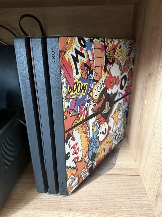 PlayStation 4 Pro 1TB + 2 геймпада + 5 игр + аксессуары