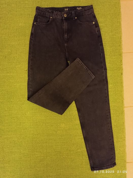 Calça de ganga preta feminina.