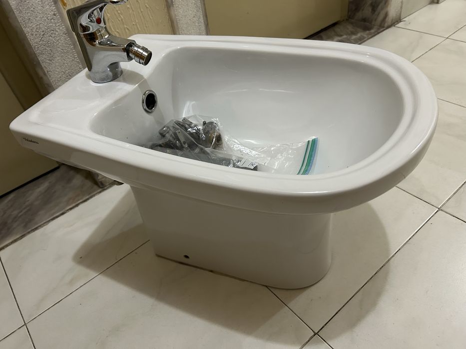 Bidé branco marca Valadares
