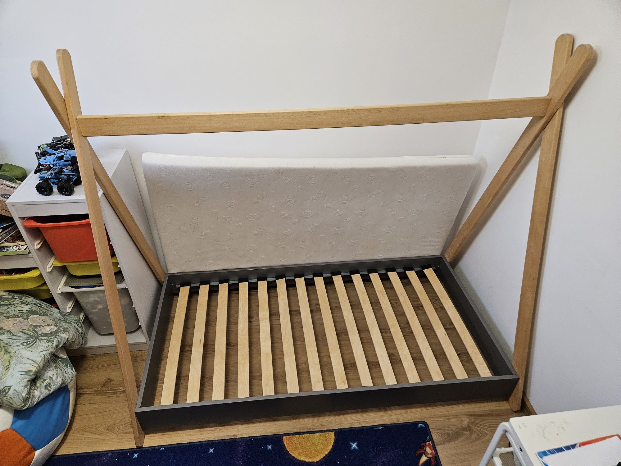 Łóżko dziecięce tipi 80x160 z materacem stan bdb