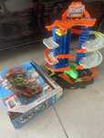 HOT WHEELS CITY T-rex mega garaż