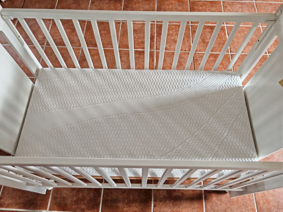 Berço de bebé com comoda