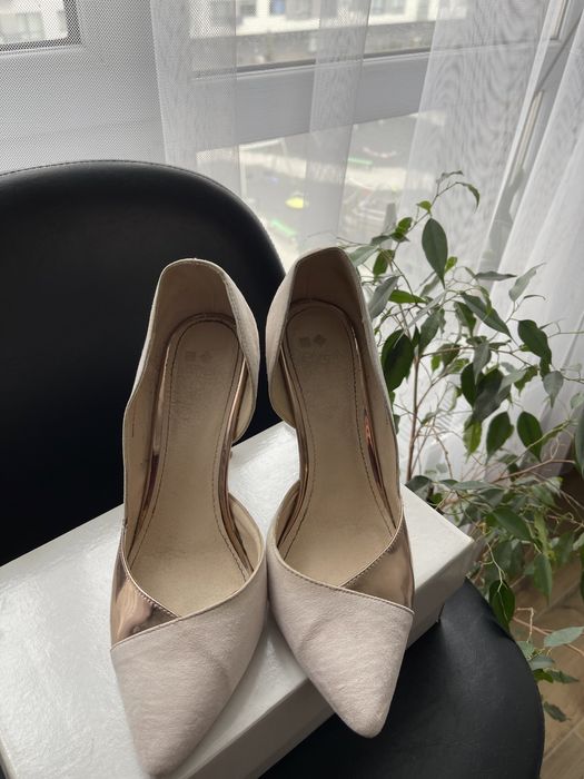 Туфлі-лодочки беживі на шпильці