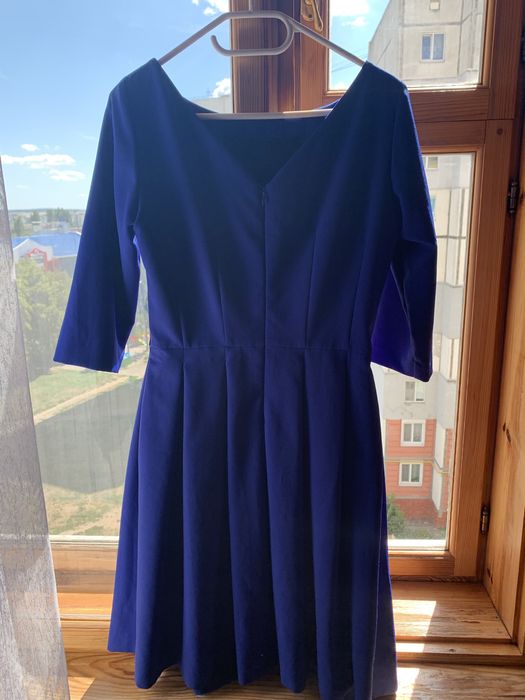 Сукня кольору електро