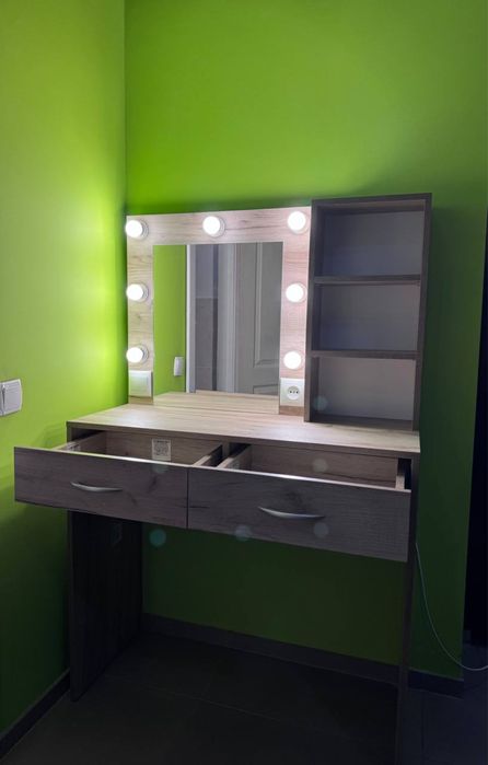 Туалетний столик з підсвіткою косметичний стіл дзеркало для макіяжу