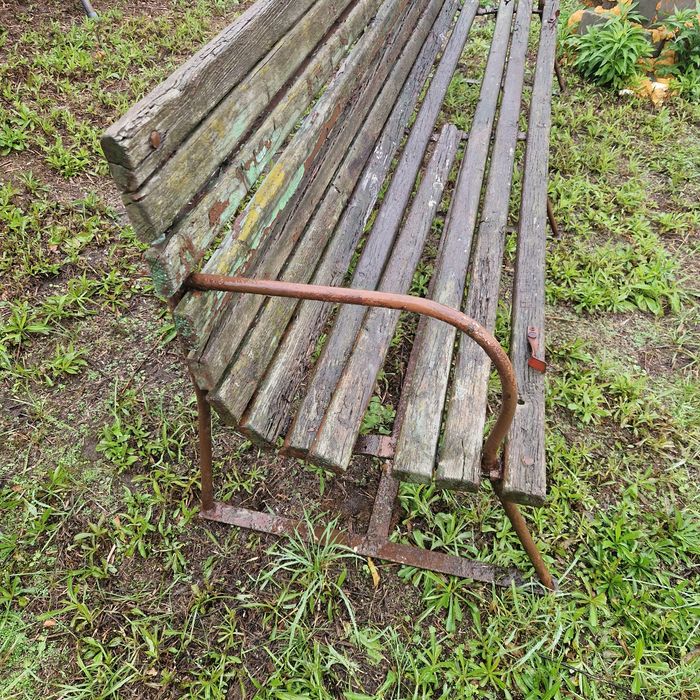 Stara ławka ogrodowa