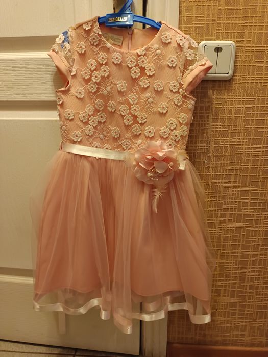 Персикова сукня з квітковим декором. Розмір 116-122 см.