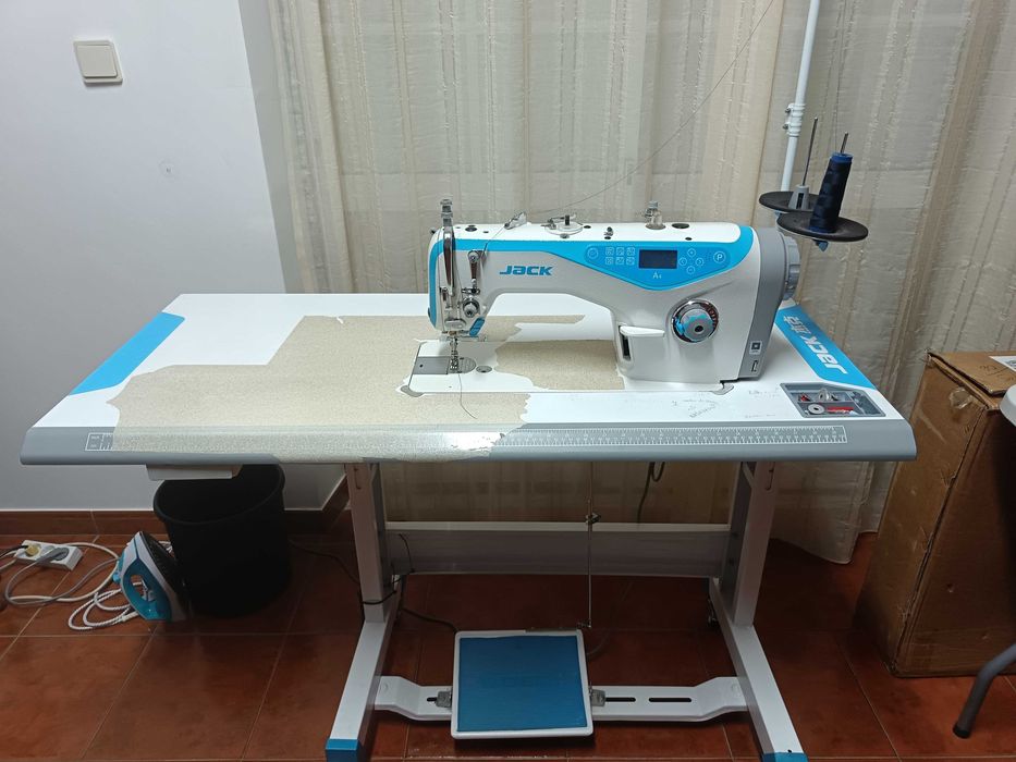 Vendo máquinas de custura Jack A4 e cose e corte.