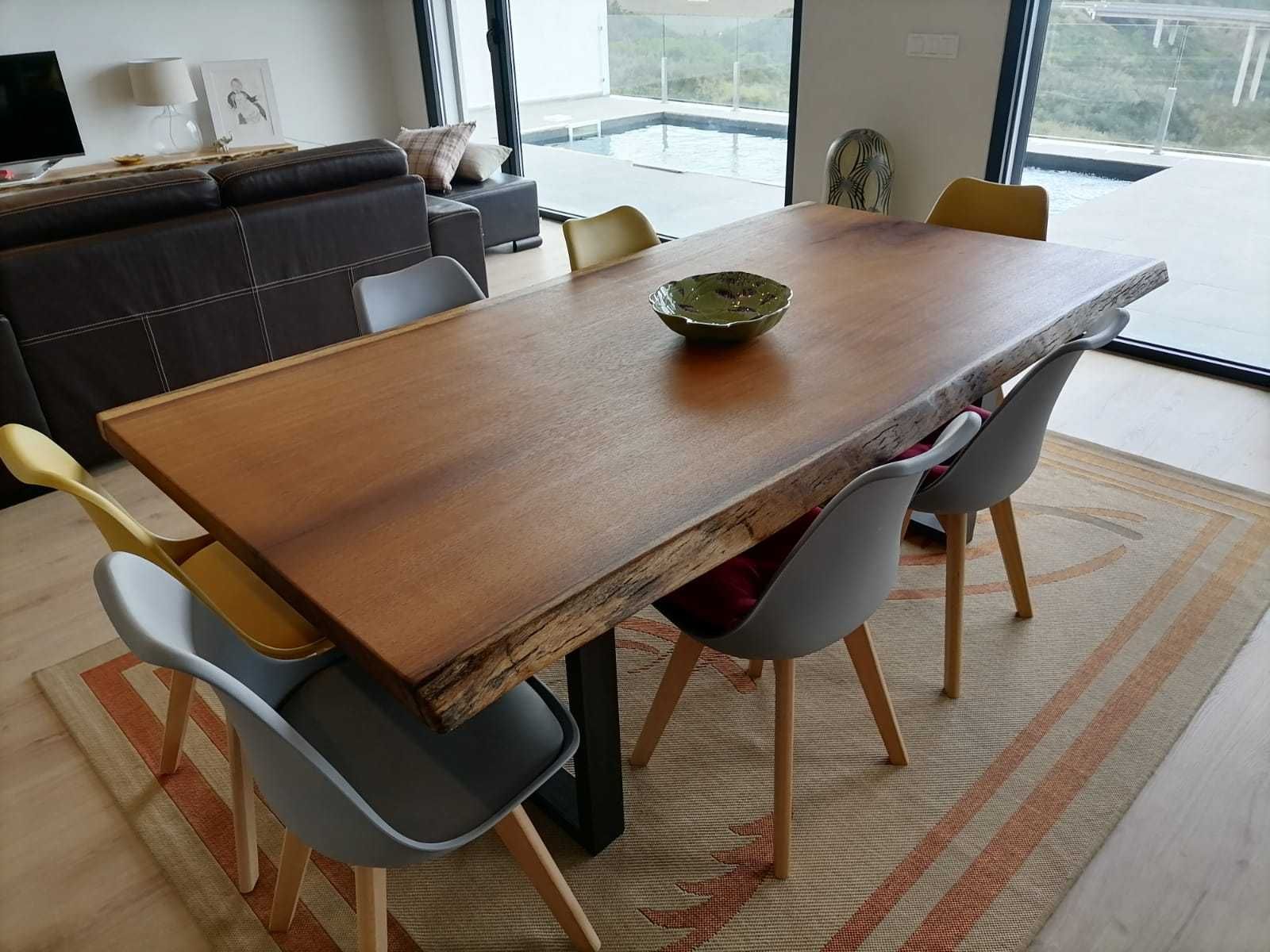 Mesa em madeira maciça rústica,borda o vivo.Rustic solid wood table