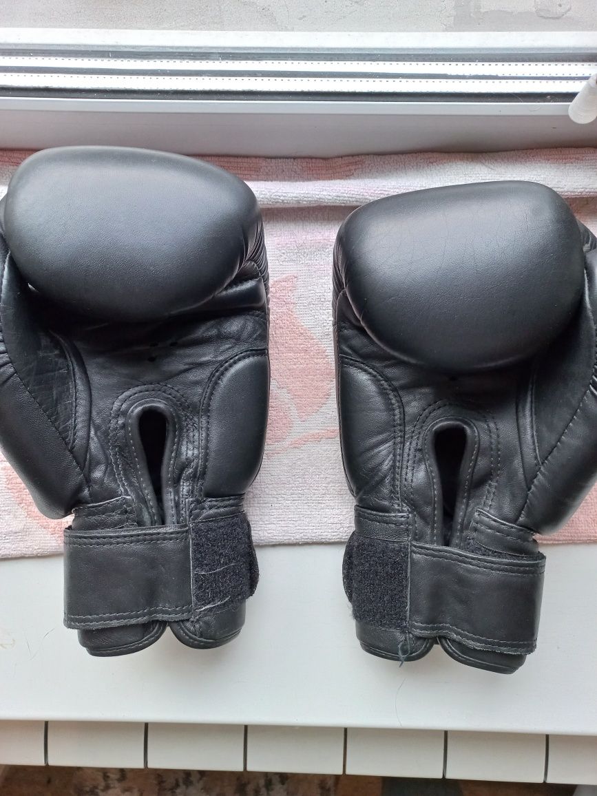 Боксерские перчатки Reyvel