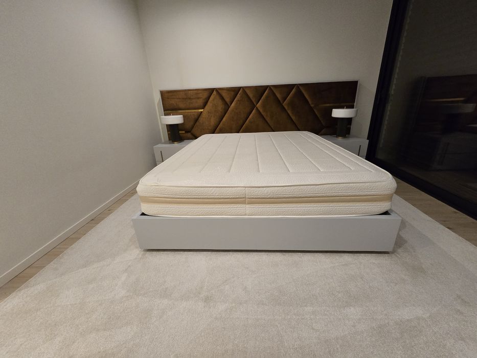 Cama de casal e mesinhas