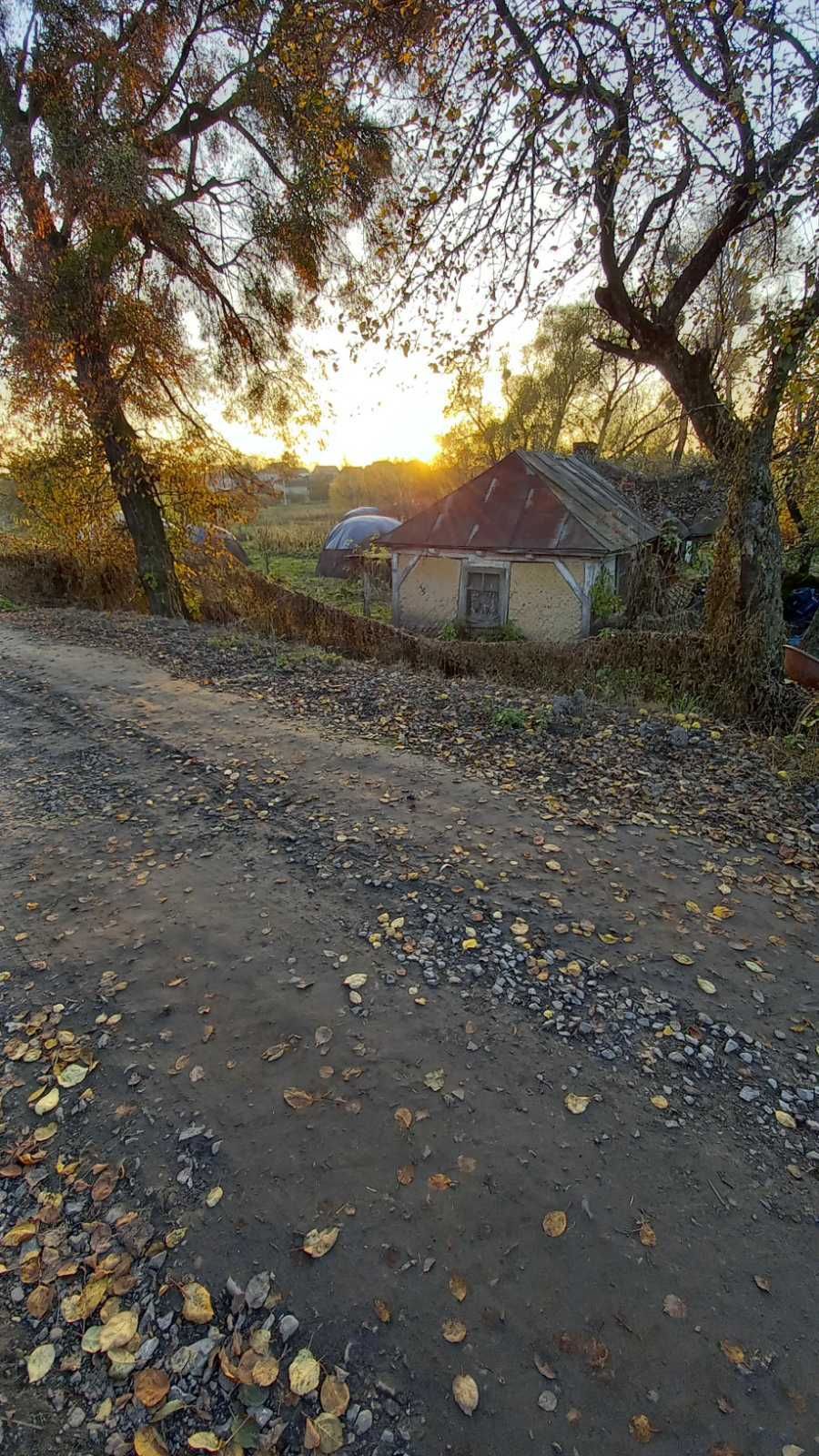 Земельна ділянка ОЖБ та дерев'яний будинок під знос с.Банюнин