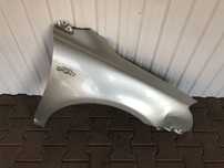 TOYOTA AVENSIS T25 LIFT 2006-2008 BŁOTNIK PRAWY PRZÓD PRZEDNI EMBLEMAT ZNACZEK NAPIS D-CAT
