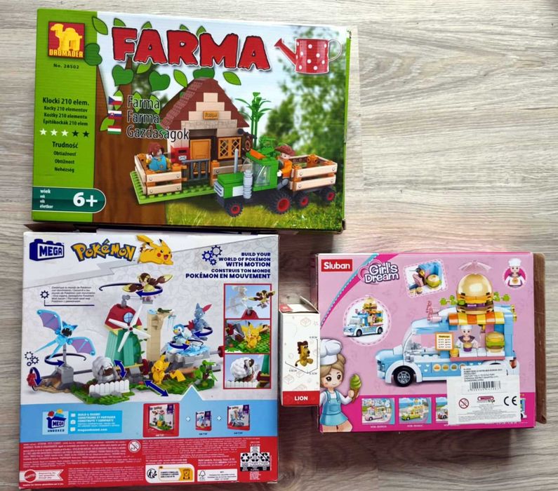 4 komplety klocków lego m. in. MEGA Pokemon, Farma, Kamper