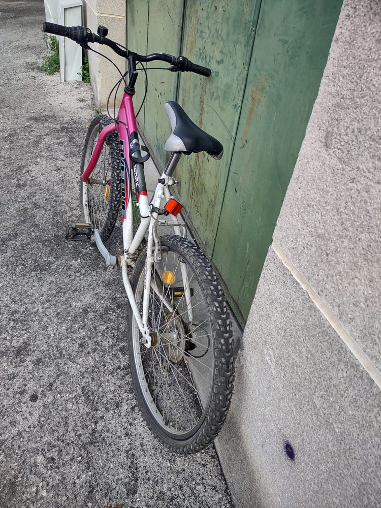 Bicicleta rosa com mudanças