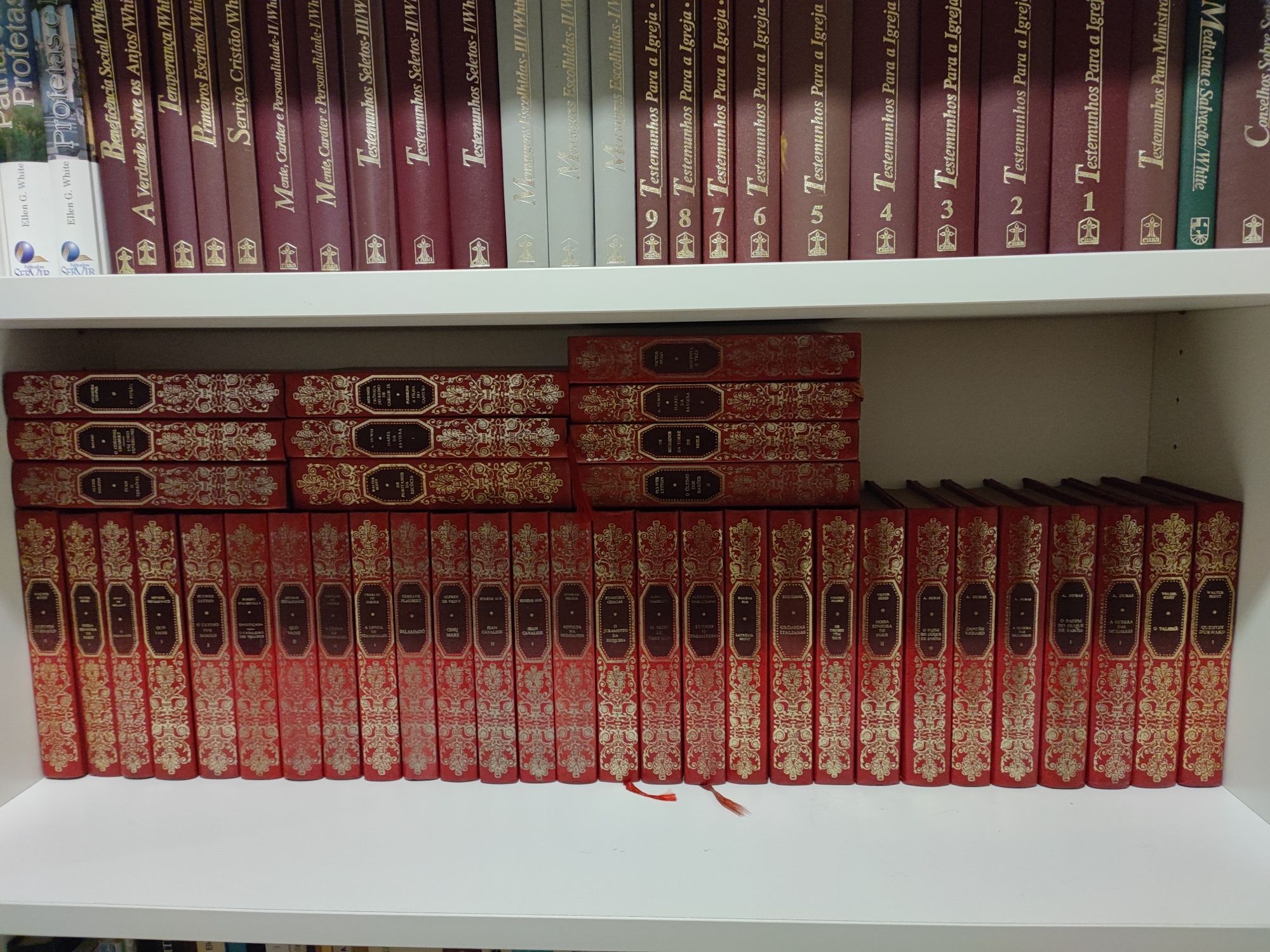Coleção de livros encadernados