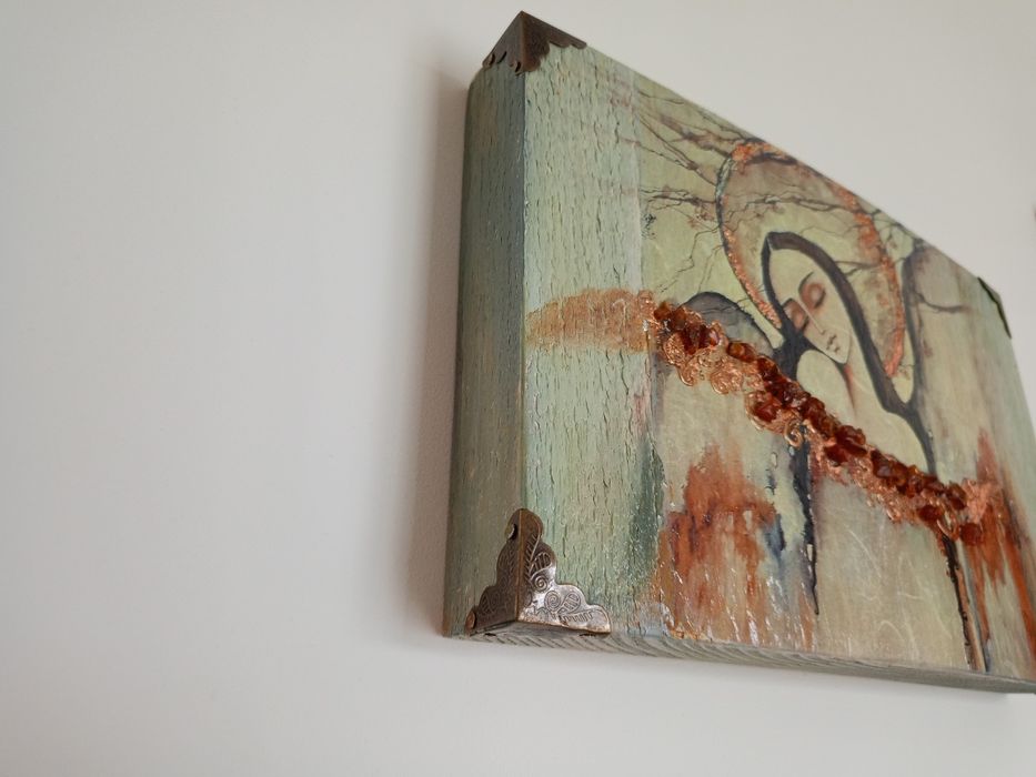 Anioł na desce z bursztynami