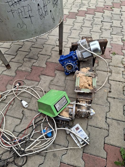 Podajnik na  trociny