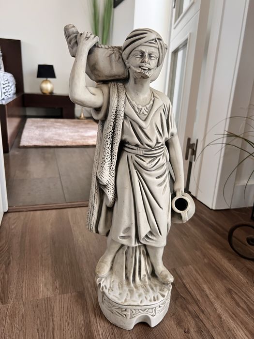 Linda estatia retro em marfinite.