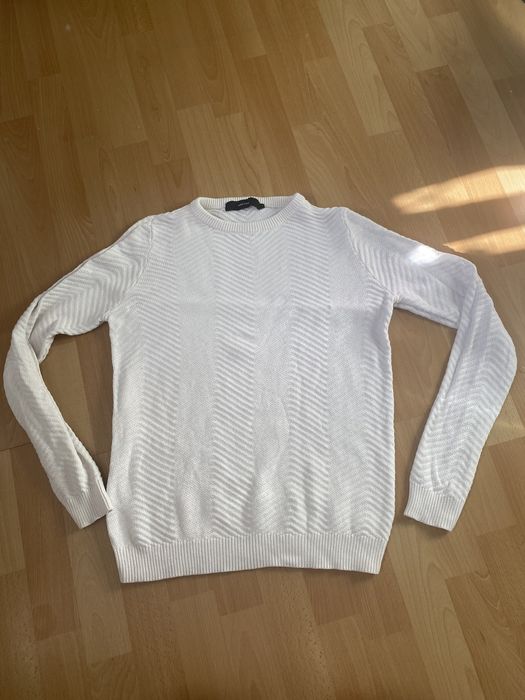 Белый свитер