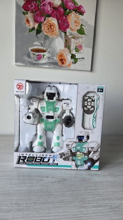 Робот на р/у. Робот стріляє обрізами присосками на р/к. Робот з пульто